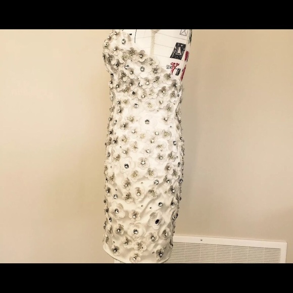 ๐ฏ% authentic Nurielle flower & crystal dress - Picture 4 of 5